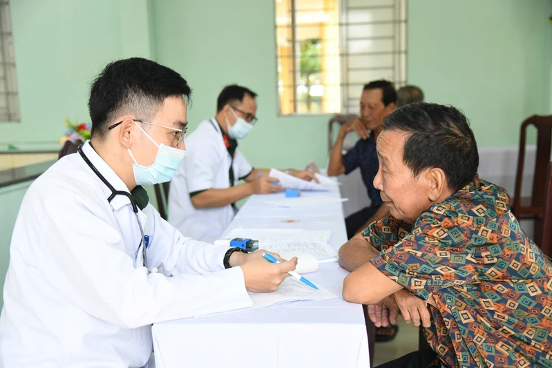 Quân khu 7 tổ chức khám, tư vấn sức khỏe và phát thuốc cho người dân