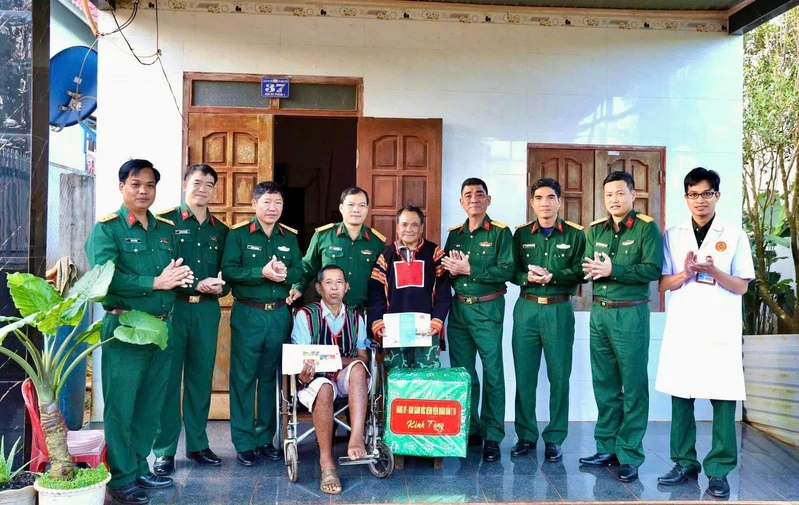 Binh đoàn 16 khám bệnh, cấp thuốc, tặng quà nhân dân vùng biên 