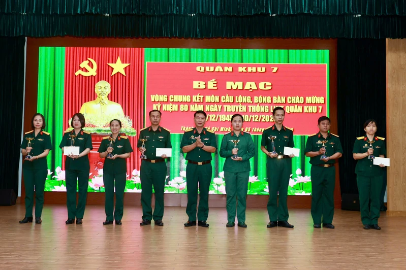 Bế mạc giải thể thao chào mừng kỷ niệm 80 năm Ngày truyền thống LLVT Quân khu 7