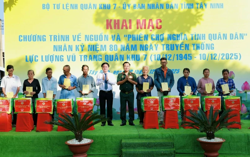 Khai mạc về nguồn và “Phiên chợ 0 đồng, nghĩa tình Quân - Dân” 