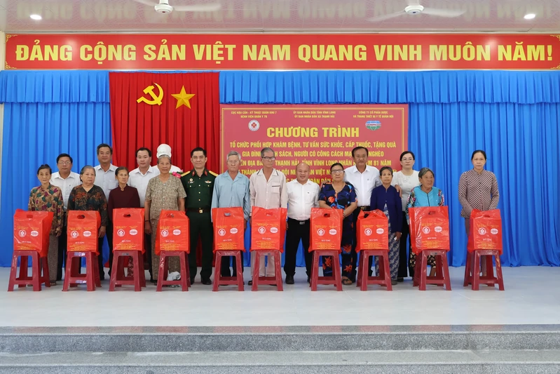 Bệnh viện Quân y 7B khám bệnh, cấp thuốc, tặng quà gia đình chính sách, người có công tỉnh Vĩnh Long