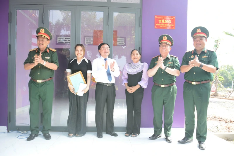 Khánh thành, bàn giao 69 căn nhà “Khu dân cư liền kề chốt dân quân biên giới”