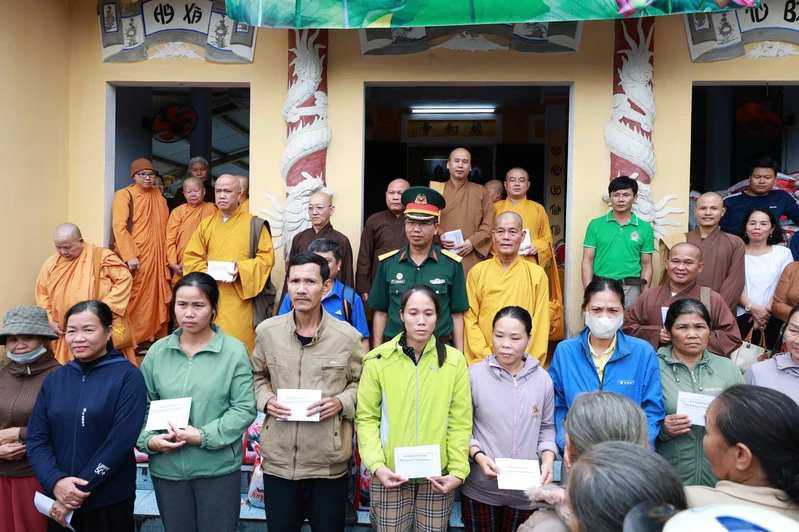 Bộ CHQS tinhTây Ninh trao quà hỗ trợ đồng bào miền Trung khắc phục hậu quả sau thiên tai