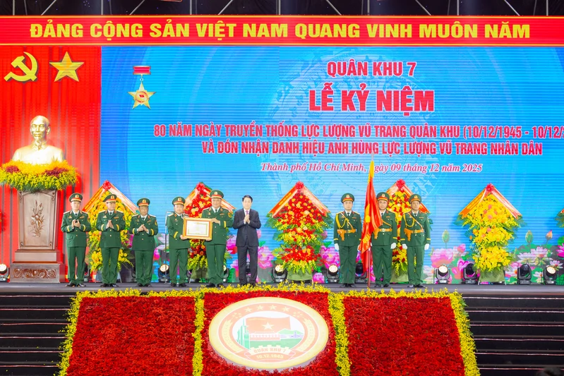 Kỷ niệm trọng thể 80 năm Ngày truyền thống LLVT Quân khu 7 và đón nhận danh hiệu Anh hùng LLVT Nhân dân