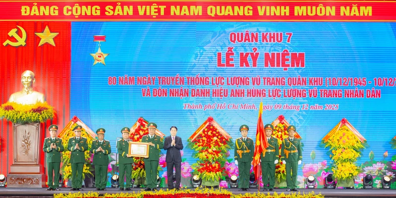 Kỷ niệm trọng thể 80 năm Ngày truyền thống LLVT Quân khu 7 và đón nhận danh hiệu Anh hùng LLVT Nhân dân