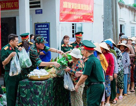 Trung đoàn Minh Đạm tổ chức Chương trình “Rau sạch 0 đồng – Nghĩa tình quân-dân”