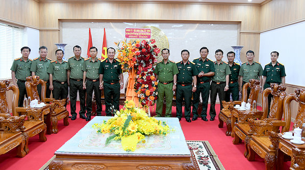 Bộ CHQS tỉnh Tây Ninh thăm, chúc mừng các đơn vị Công an trên địa bàn tỉnh