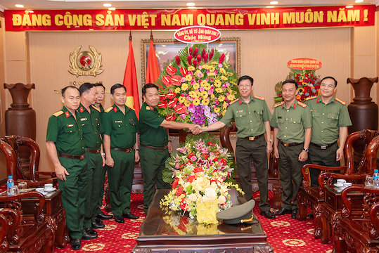 Bộ Tư lệnh Quân khu 7 chúc mừng Ngày truyền thống Công an Nhân dân