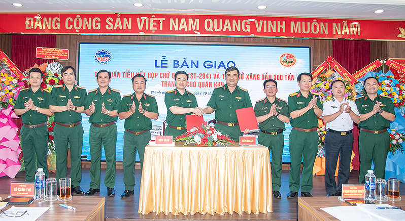 Tổng Công ty Ba Son bàn giao 2 tàu đóng mới trang bị cho Quân khu 7