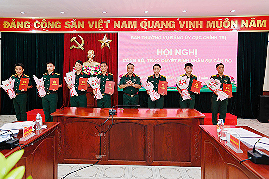 Ban Thường vụ Đảng ủy Cục Chính trị Quân khu trao quyết định công tác cán bộ