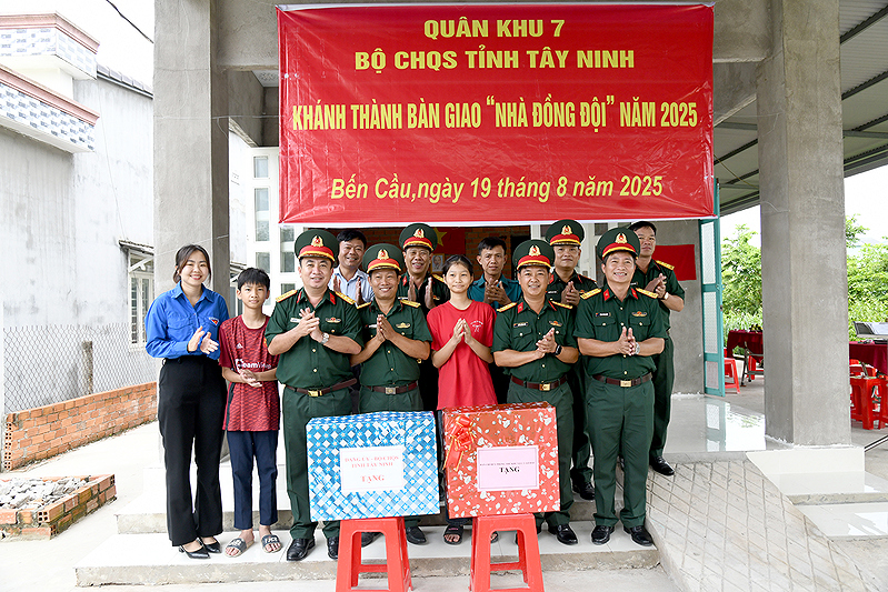 Bộ CHQS tỉnh Tây Ninh khánh thành, bàn giao nhà đồng đội cho quân nhân có hoàn cảnh khó khăn