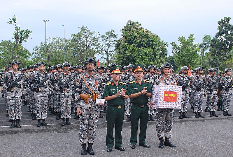 Sư đoàn 5 thăm, động viên Khối nam chiến sĩ Đặc nhiệm dù