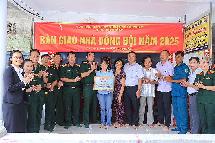 Xí nghiệp May trao “Nhà tình nghĩa quân - dân” và “Nhà đồng đội” cho công nhân khó khăn