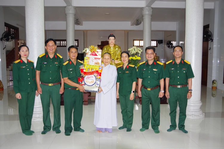 Ban Chỉ huy Phòng thủ khu vực 5 - Tam Long thăm, chúc mừng các cơ sở Phật giáo nhân Đại lễ Vu Lan
