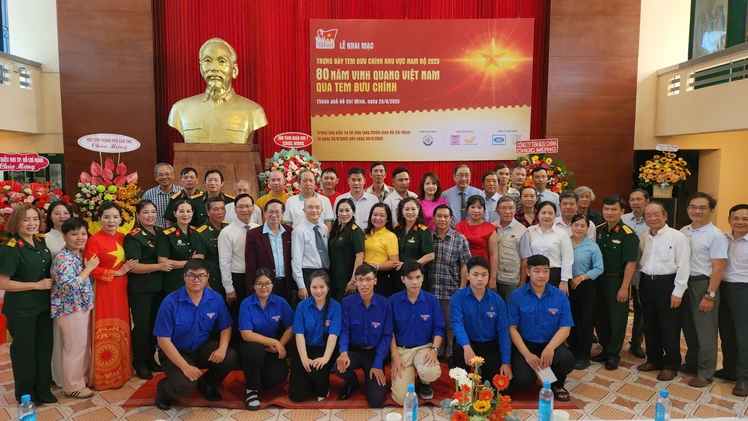 Triển lãm "80 năm - Vinh quang Việt Nam qua tem bưu chính"