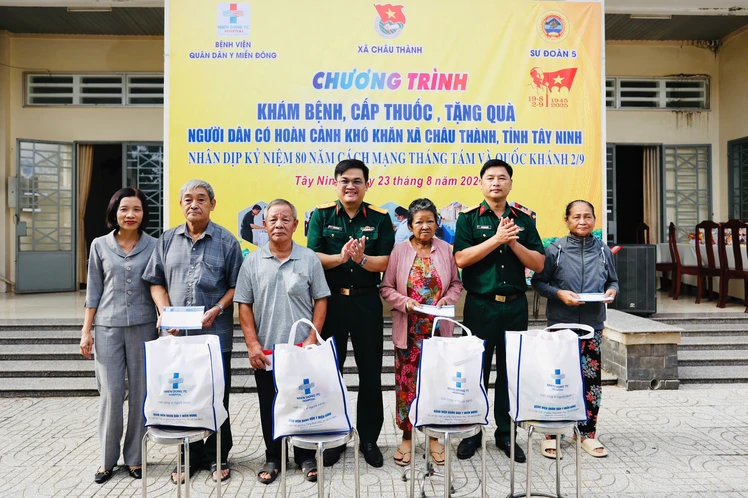 Bệnh viện Quân dân y miền Đông khám bệnh, tặng quà người dân có hoàn cảnh khó khăn tại tỉnh Tây Ninh