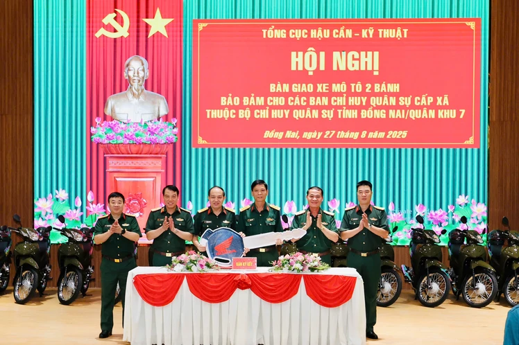 Bàn giao xe mô tô 2 bánh trang bị cho Ban CHQS cấp xã thuộc Bộ CHQS tỉnh Đồng Nai