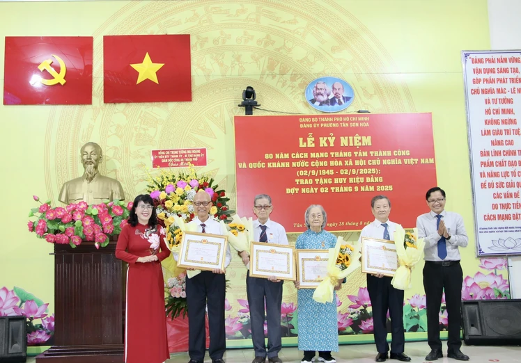 Phường Tân Sơn Hòa tổ chức Lể kỷ niệm Quốc khánh 2/9 và trao tặng huy hiệu Đảng