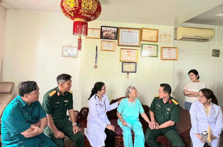 Đảng ủy, Ban Chỉ huy Phòng thủ Khu vực 1 – Long Bình thăm tặng quà các Mẹ Việt Nam Anh hùng, Anh hùng LLVTND trên địa bàn