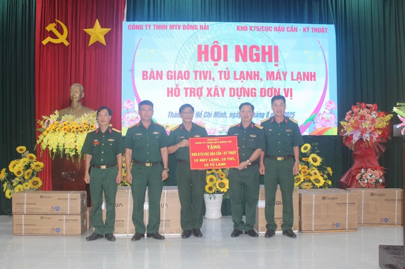 Công ty Đông Hải tặng trang thiết bị sinh hoạt cho Kho K75, Cục Hậu cần – Kỹ thuật Quân khu 7