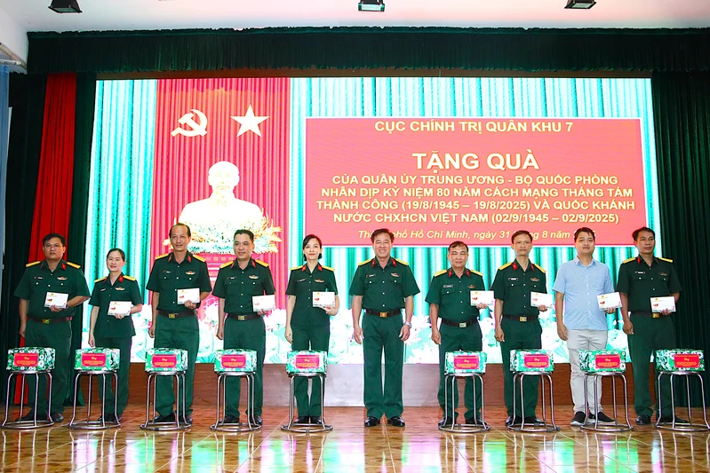 Cục Chính trị Quân khu 7 tặng quà quân nhân có hoàn cảnh đặc biệt khó khăn