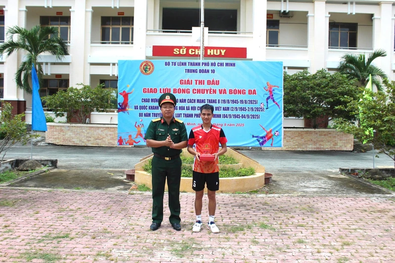 Trung đoàn 10 giao lưu thể thao chào mừng kỷ niệm các ngày lễ lớn