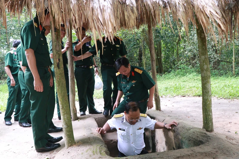 Cán bộ, học viên Lớp Học viện Chính trị, Trường Quân sự Quân khu 7 học tập thực tế tại Khu di tích lịch sử Đại đạo Củ Chi