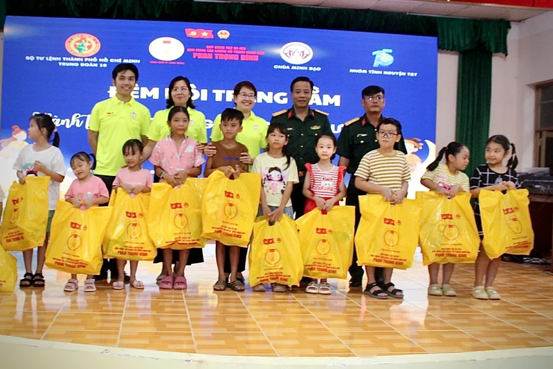Trung đoàn 10 phối hợp tổ chức chương trình Trung thu cho thiếu nhi