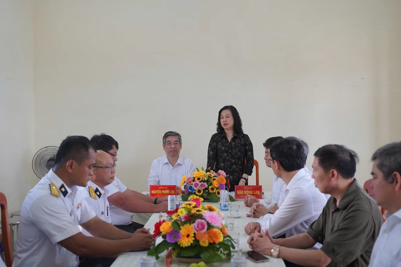 Bộ trưởng Bộ Y tế Đào Hồng Lan thăm cán bộ, chiến sĩ trạm ra đa ở Đặc khu Côn Đảo