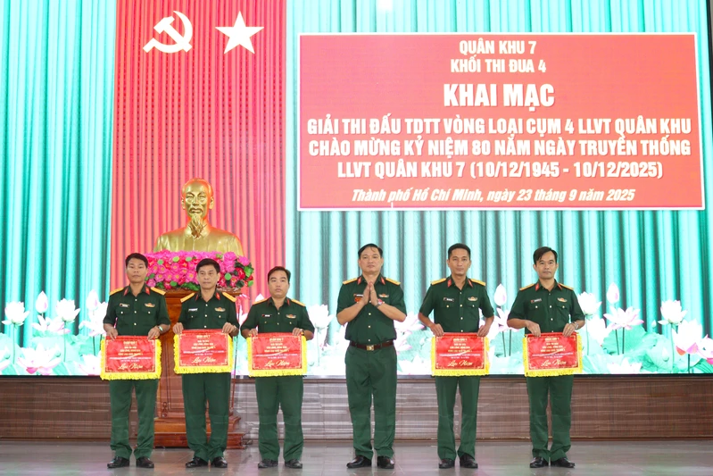 Khối thi đua 4 khai mạc Giải thể thao chào mừng 80 năm Ngày truyền thống Quân khu 7