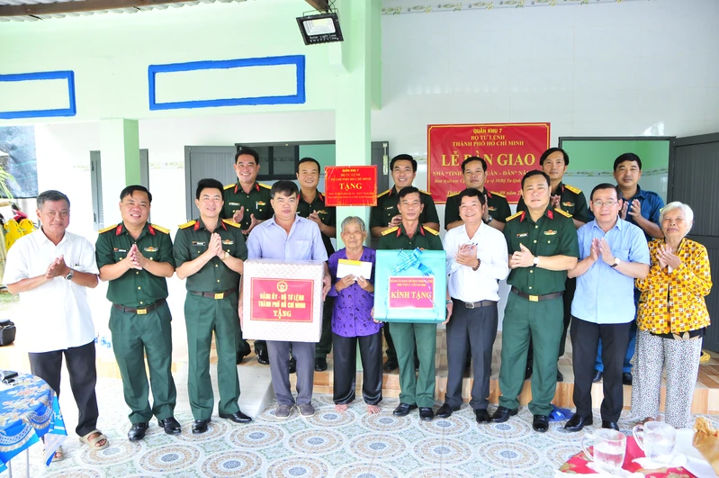 Bộ Tư lệnh Thành phố Hồ Chí Minh bàn giao “Nhà tình nghĩa quân - dân”