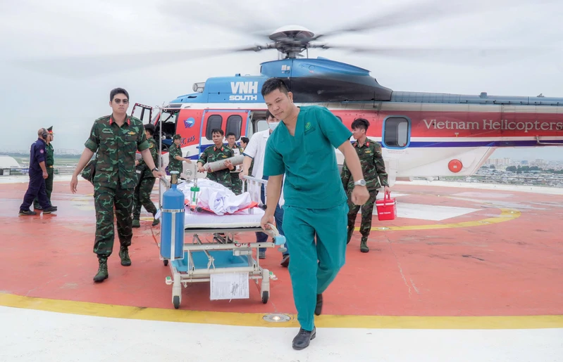 Trực thăng vượt bão, hỗ trợ cấp cứu bệnh nhân từ đảo Thuyền Chài, quần đảo Trường Sa