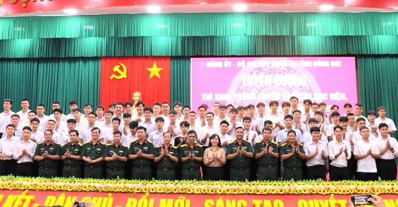 Tỉnh Đồng Nai tuyên dương 165 thí sinh trúng tuyển vào các học viện, nhà trường Quân đội