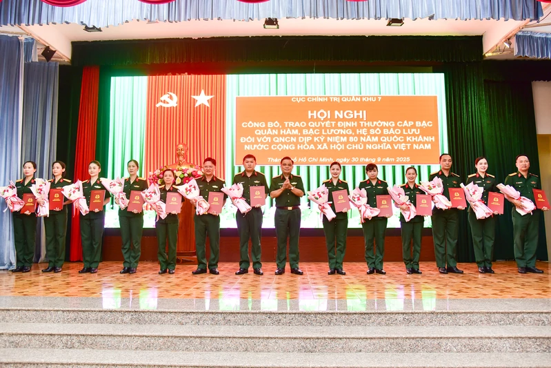 Cục Chính trị Quân khu 7 trao quyết định nâng lương, thăng quân hàm quân nhân chuyên nghiệp