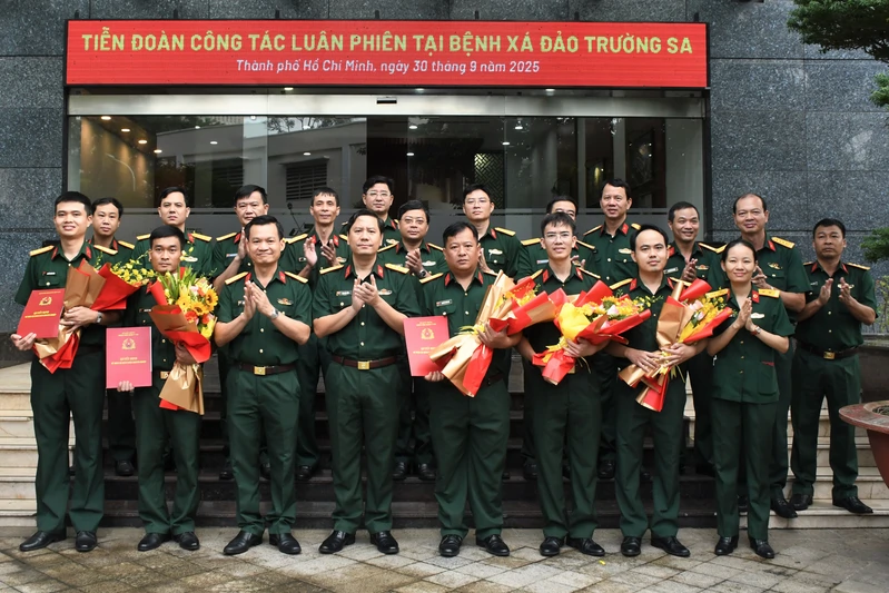 Bệnh viện Quân y 175 cử y, bác sĩ thực hiện nhiệm vụ tại Bệnh xá đảo Trường Sa