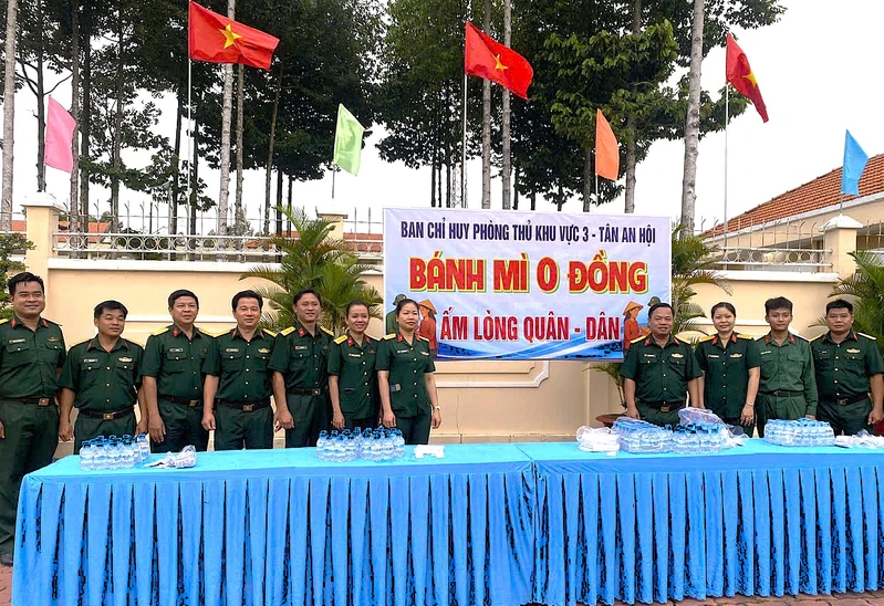 Ấm tình quân - dân tại Ban chỉ huy phòng thủ khu vực 3 Tân An Hội