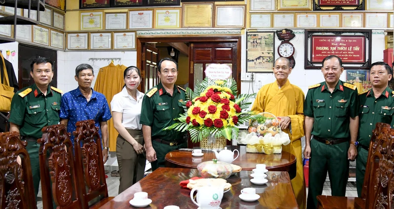 Bộ CHQS tỉnh Tây Ninh thăm, chúc mừng các chùa nhân dịp lễ Vu Lan năm 2025