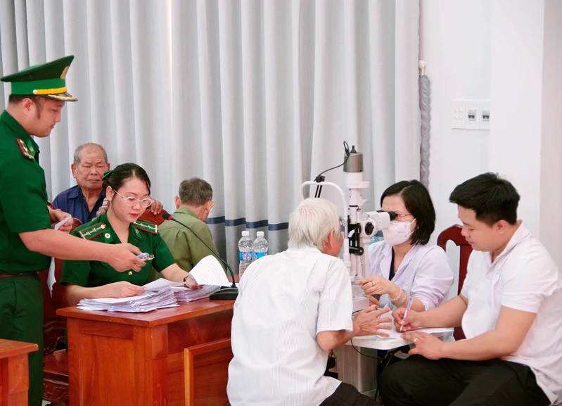 Bộ đội Biên phòng tỉnh Tây Ninh khám sức khỏe cho Nhân dân biên giới