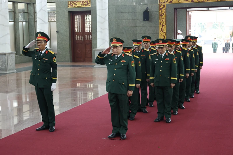 Các cơ quan, đơn vị LLVT Quân khu 7 viếng Đại tướng Lê Văn Dũng