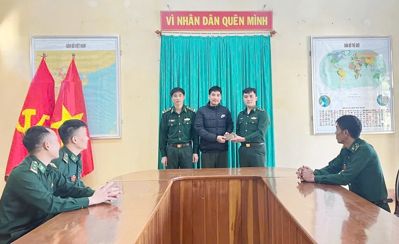 Cán bộ Biên phòng nhặt được ví tiền, trao trả lại cho người đánh mất