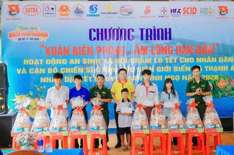 “Xuân Biên phòng – Ấm lòng dân bản” tại xã đảo Thạnh An
