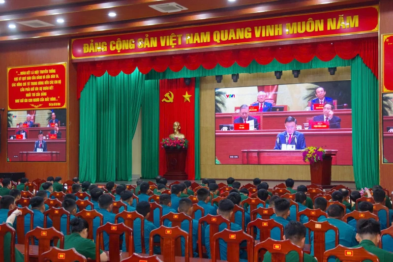 Quân khu 7 tổ chức cho bộ đội theo dõi truyền hình trực tiếp phiên khai mạc Đại hội XIV của Đảng