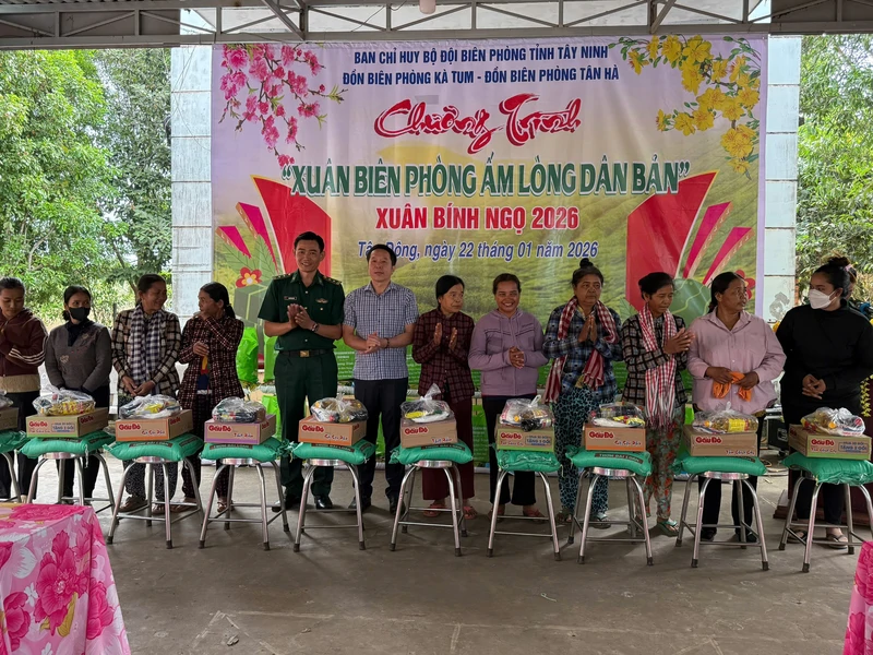 Chương trình “Xuân Biên phòng – Ấm lòng dân bản” tại xã Tân Đông, Tây Ninh
