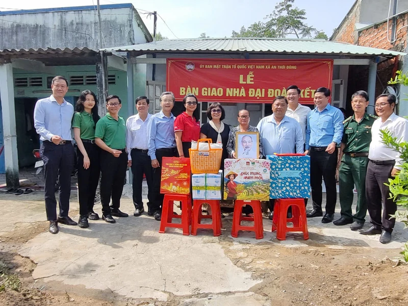 "Ánh sáng vùng biên" đến với người dân