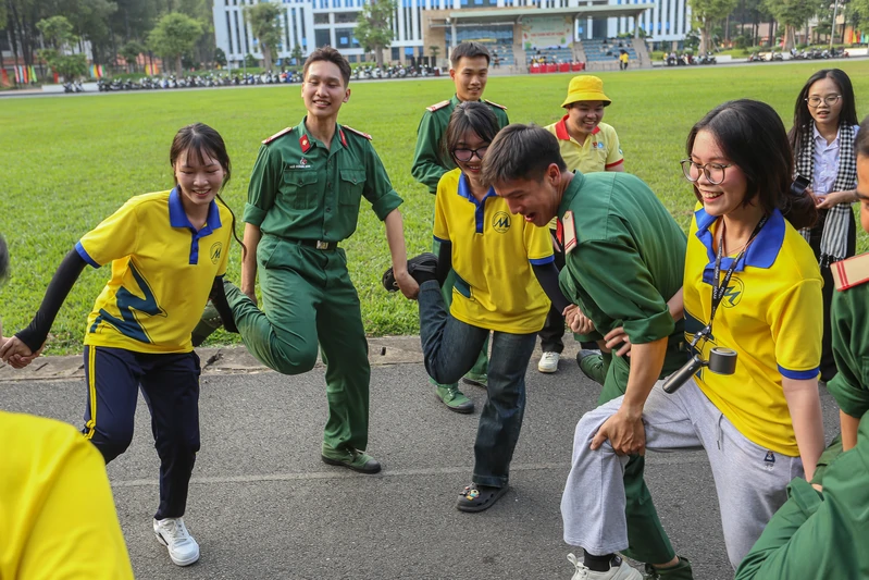 Mang sắc Xuân đến với bộ đội
