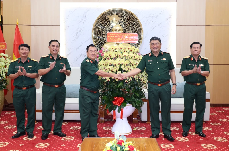 Thường vụ Đảng ủy, Bộ Tư lệnh Quân khu 7 chúc mừng Trung tướng Lê Xuân Thế
