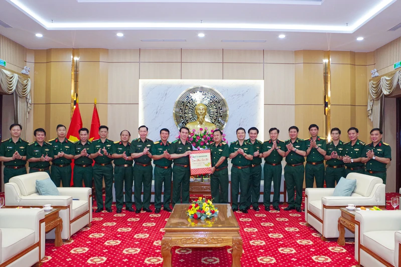 Bộ Tư lệnh Bộ đội Biên phòng thăm, chúc Tết Quân khu 7