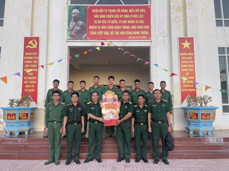 Ban Chỉ huy Phòng thủ khu vực 5 – Phan Thiết thăm, chúc Tết các đơn vị tại đặc khu Phú Quý