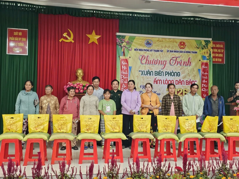 Đồn biên phòng Mỹ Thạnh Tây (tỉnh Tây Ninh) trao tặng 300 suất quà tết