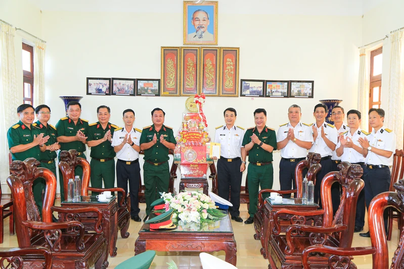 Bộ Tư lệnh Quân khu 7 chúc Tết Lữ đoàn 681
